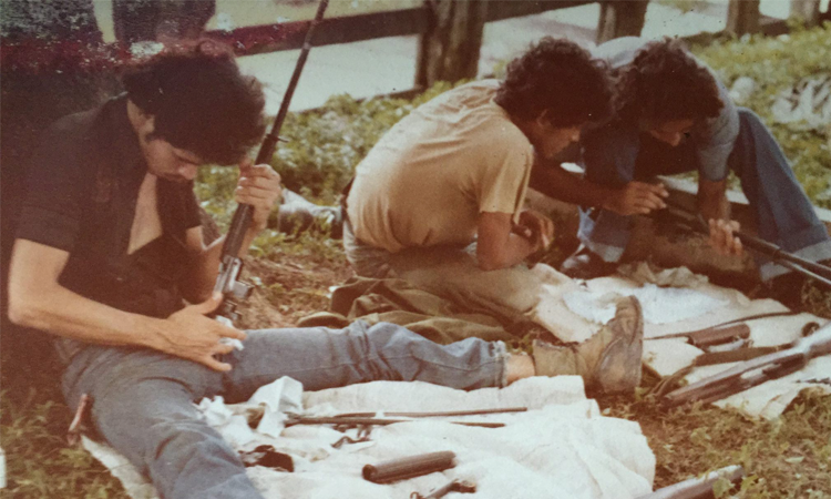 Ejercicios de arme y desarme. Frente Sur. Guerra contra la dictadura de Somoza. 1978. Foto por Víctor Vega Marín.
